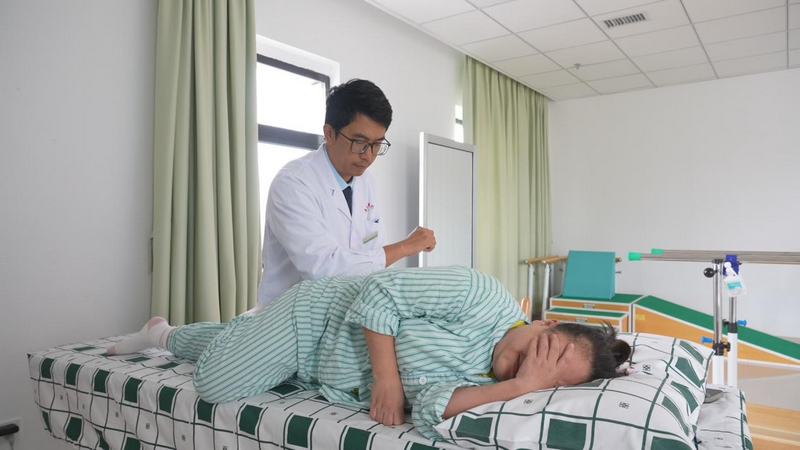 廣東省中醫院貴州醫院康復科醫生正在為患者推拿。