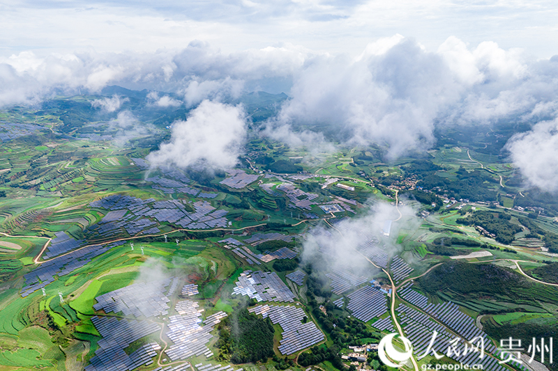 航拍貴州省威寧縣仙水窩農(nóng)業(yè)光伏電站。人民網(wǎng)記者 涂敏攝