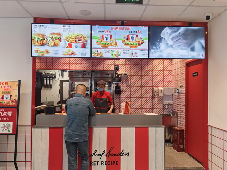 游客在服務區購餐。龍宮服務區供圖