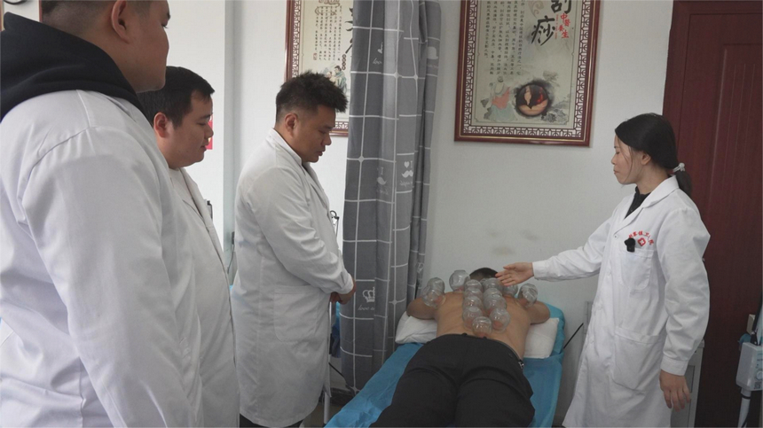 印江自治縣新寨鎮(zhèn)衛(wèi)生院組織村醫(yī)開展中醫(yī)適宜技術(shù)培訓(xùn)。