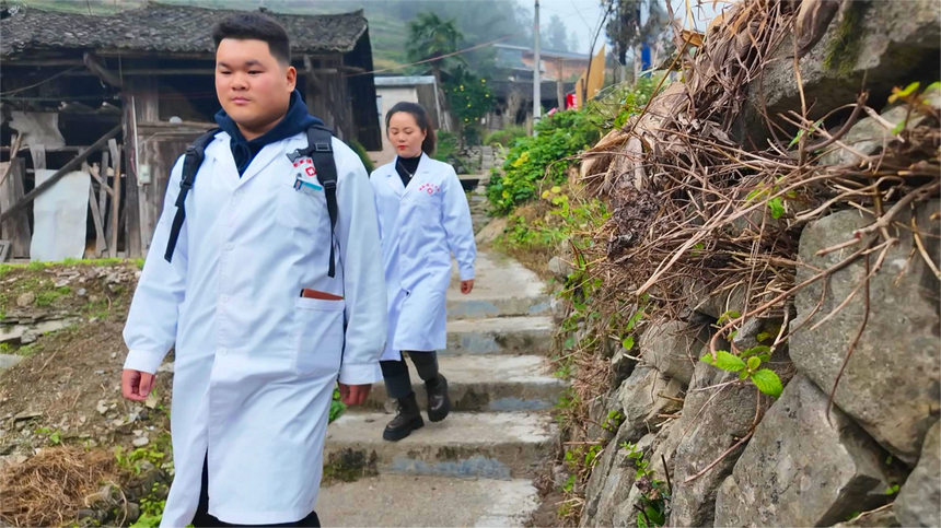 印江自治縣新寨鎮茶圓村村醫丁銘和鎮衛生院家庭醫生一起開展入戶隨訪。