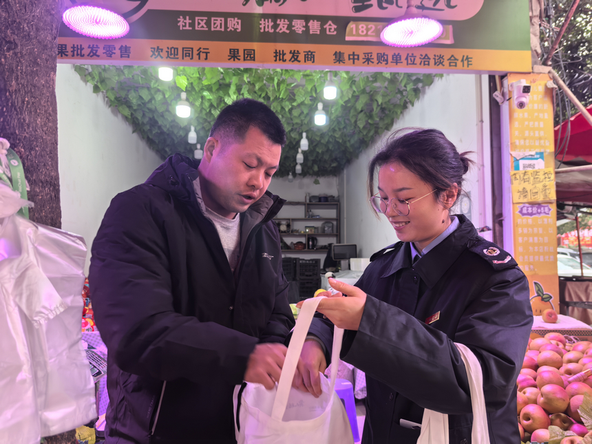 稅務人員向水果店老板開展憲法宣傳。吳蓉攝