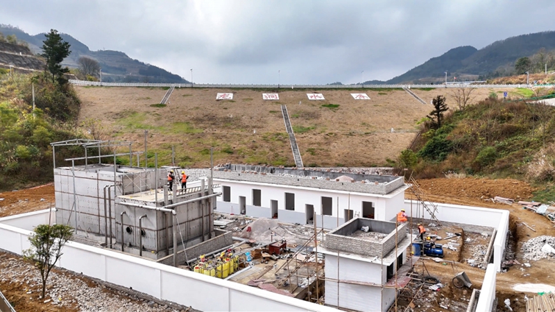 安龍縣灑雨鎮海星社區龍洞水廠建設現場。安龍縣融媒體中心供圖