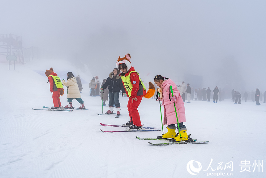 雪場內，教練教小朋友滑雪。人民網記者 涂敏攝