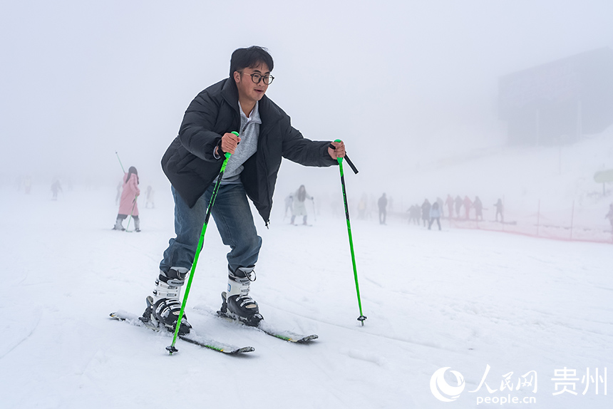 雪場內，游客體驗滑雪運動魅力。人民網記者 涂敏 攝