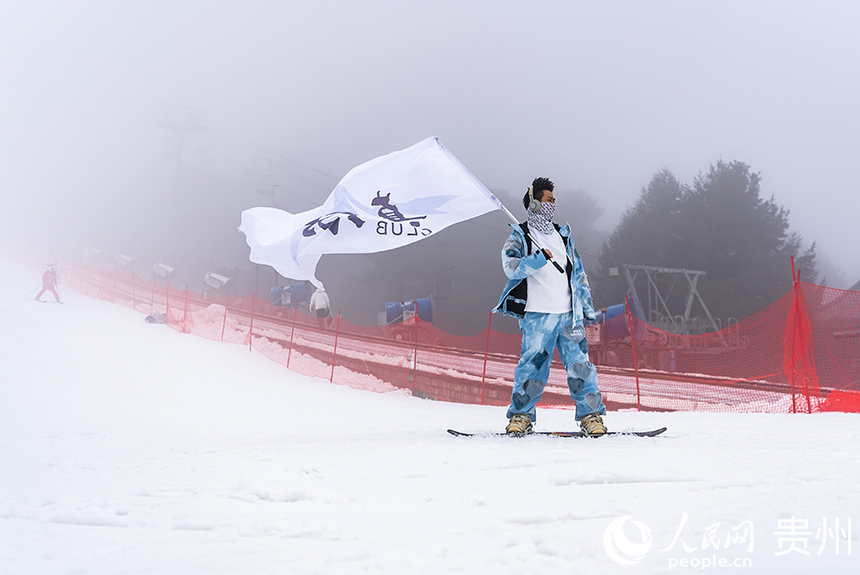 雪場內，游客體驗滑雪運動魅力。人民網記者 涂敏攝