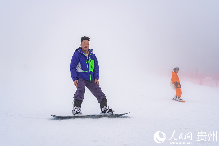 雪場內，游客體驗滑雪運動魅力。人民網記者 涂敏攝