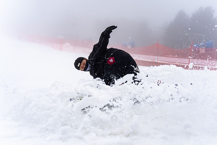 雪場內，游客體驗滑雪運動魅力。楊隆亞攝