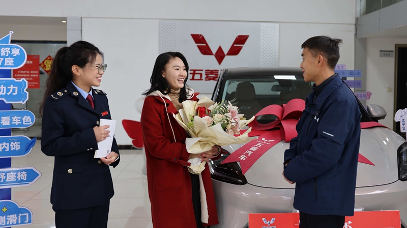 畢節(jié)市稅務(wù)部門積極落實(shí)年前新能源汽車車輛購置稅稅收優(yōu)惠政策，加強(qiáng)政策宣傳與權(quán)益保障。圖為赫章縣稅務(wù)干部在赫章良駒瑞馳汽車銷售中心為消費(fèi)者講解優(yōu)惠政策，保障購車人權(quán)益。（鄧萍）