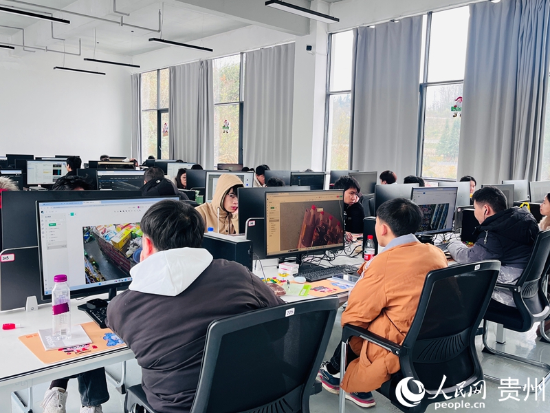 在貴陽市觀山湖區，數據標注正“火熱”。人民網記者 陳潔泉攝