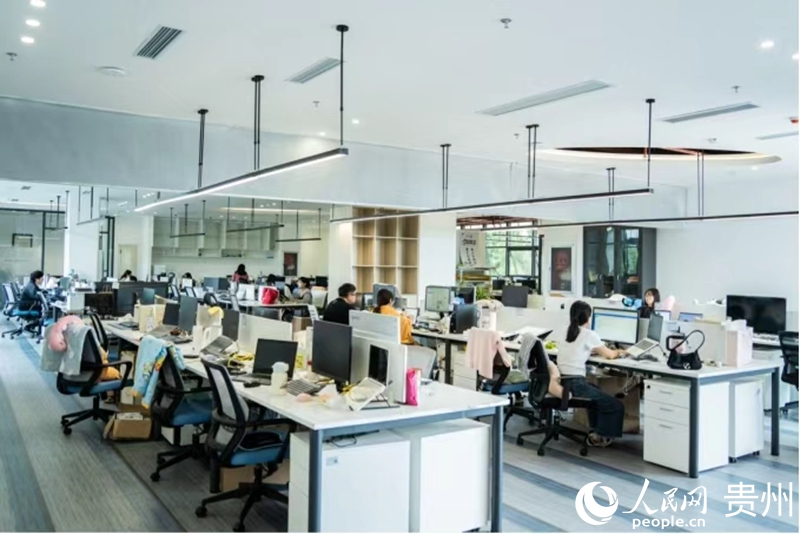 “小蘭山數字產業村落”里的“新村民”在辦公。人民網 陽茜攝