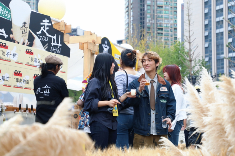 游客在活動中品鑒飲品。葉舒攝