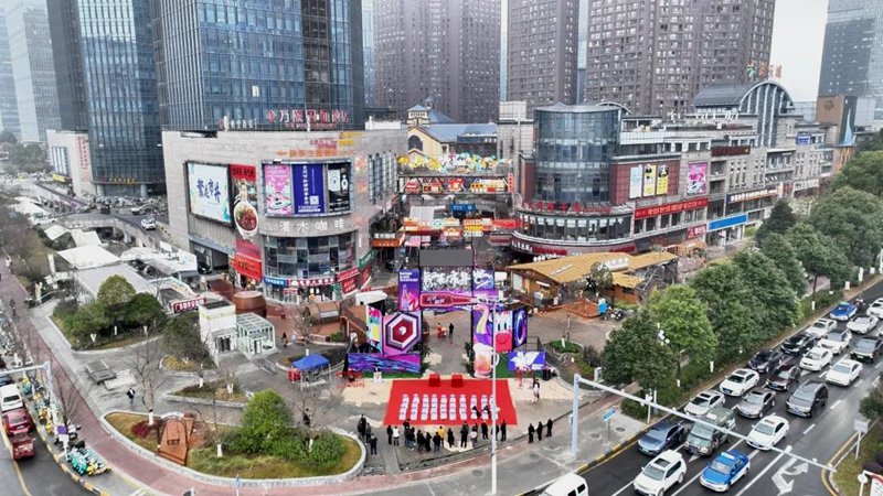 2025年底，觀山湖區(qū)通過打造精釀廣場，盤活商業(yè)資源、提升街道面貌。高一涵攝