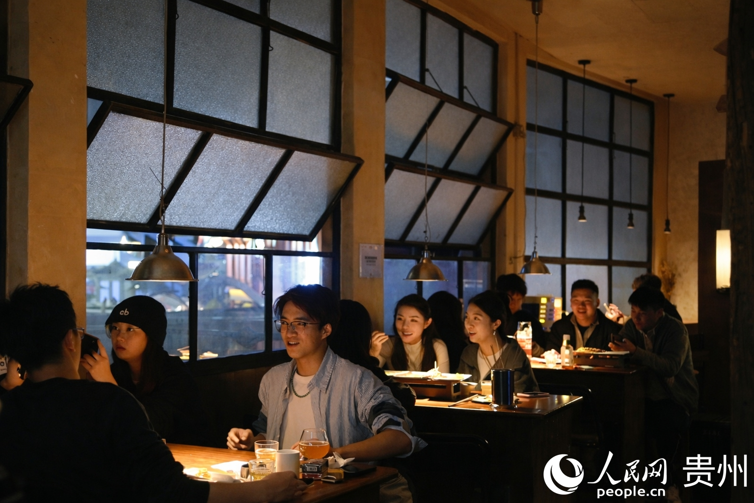 年輕市民游客打卡街區(qū)里的精釀酒吧。人民網(wǎng) 高華攝