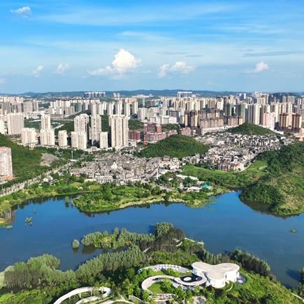 “十四五”以來，清鎮市以補短板強弱項為重點，堅持科學繪城、基礎筑城、品質塑城、產業興城、智慧治城，大力推進新型城鎮化示范建設，城鎮品質實現新提升。