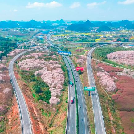 自2018年建成通車以來，以“建好、管好、護好、運營好”為標尺，將黔中山水之美、民族文化之韻與鄉村產業之興串珠成鏈，成為激活區域發展動能、托起村民幸福生活的“黃金通道”。