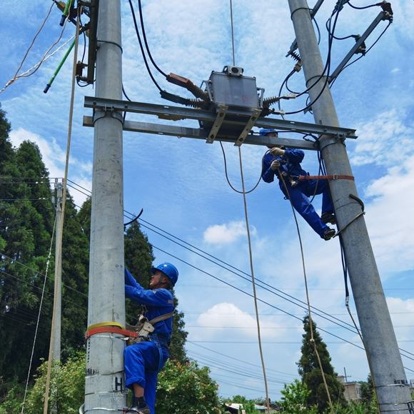 1月6日，從貴陽清鎮供電局獲悉，該局2025年累計售電量達90.15億千瓦時，首次突破90億千瓦時大關，創下歷史最高紀錄，位居貴州省縣級供電企業首位。