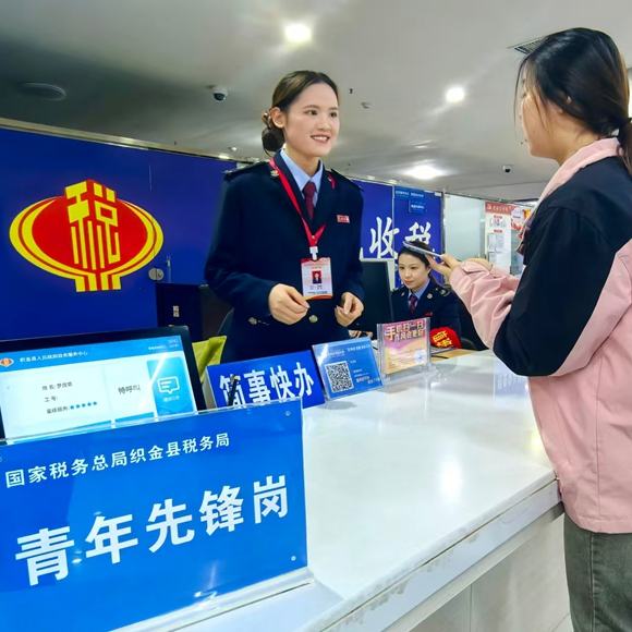 為了引導新辦企業(yè)走好合規(guī)經營“第一步”，赫章縣稅務局稅務服務專員主動聯(lián)系企業(yè)負責人“手把手”輔導企業(yè)準備相關材料，解決公司面臨發(fā)票申領的迫切需求。