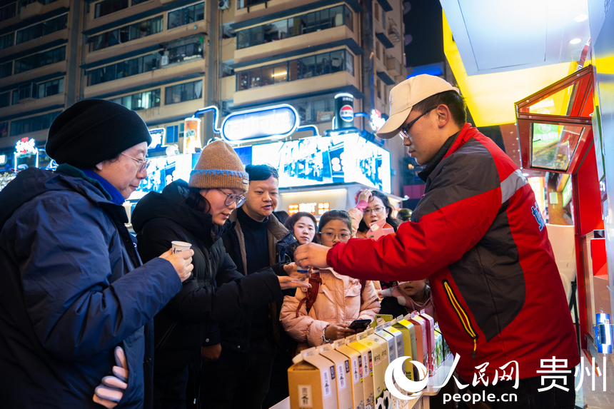 游客品嘗好一多酸奶。人民網 陽茜攝