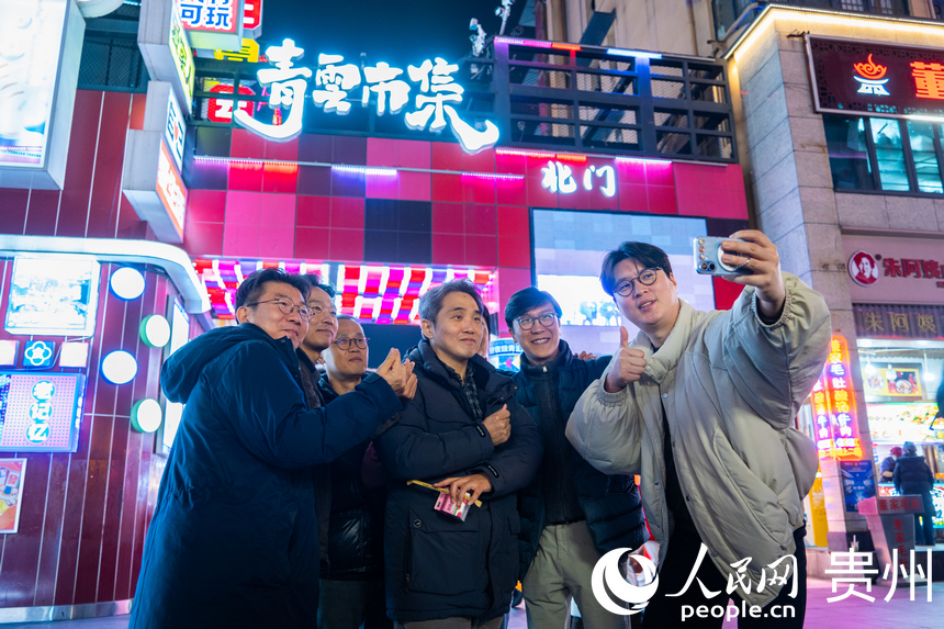 外媒記者在青云市集打卡合影。人民網 陽茜攝