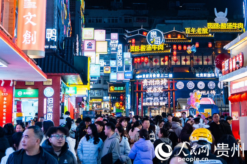 青云市集里燈火璀璨、人頭攢動。人民網 陽茜攝
