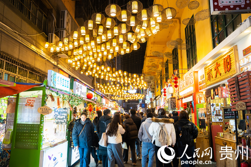 青云市集里燈火璀璨、人頭攢動。人民網 陽茜攝