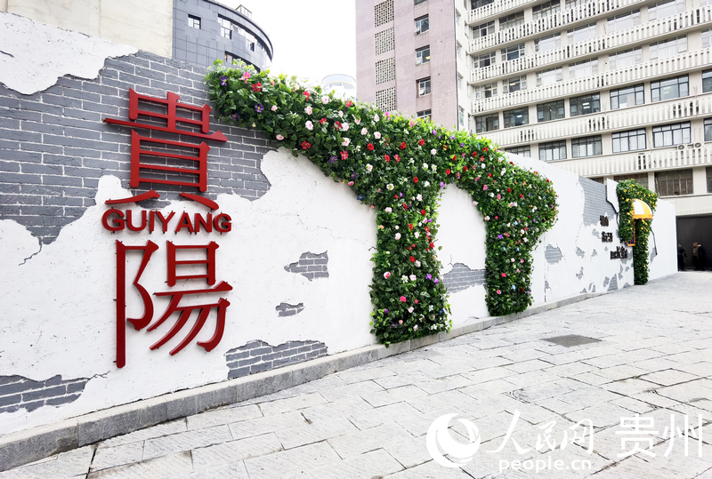 氛圍十足的花墻。人民網記者 王秀芳攝