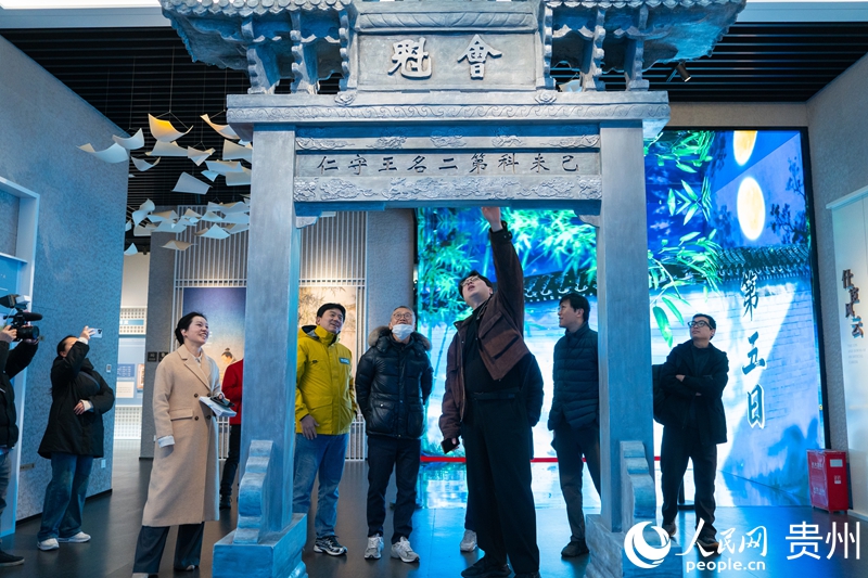 外國(guó)嘉賓在修文縣學(xué)習(xí)交流陽(yáng)明文化。陽(yáng)茜 攝.jpg