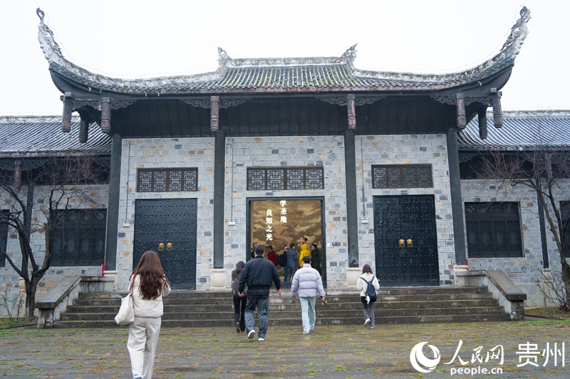 外國(guó)嘉賓在修文縣學(xué)習(xí)交流陽(yáng)明文化。人民網(wǎng) 陽(yáng)茜 攝.jpg