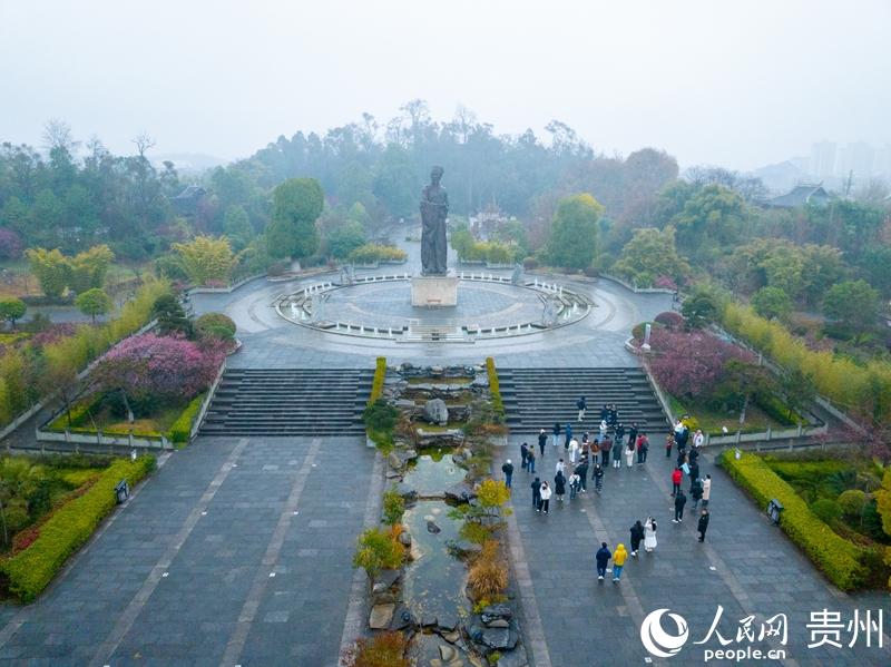 外國(guó)嘉賓在修文縣學(xué)習(xí)交流陽(yáng)明文化。人民網(wǎng) 陽(yáng)茜 攝.jpg