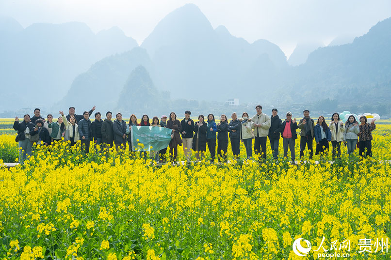 外國(guó)嘉賓深度體驗(yàn)萬峰林旅游業(yè)態(tài)。人民網(wǎng) 陽茜攝