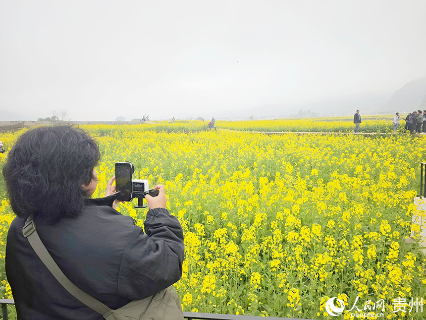 3 外國(guó)嘉賓深度體驗(yàn)萬峰林旅游業(yè)態(tài)。人民網(wǎng) 龍章榆攝