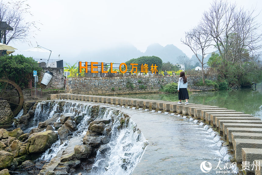 外國(guó)嘉賓“打卡”萬峰林。人民網(wǎng) 陽茜攝