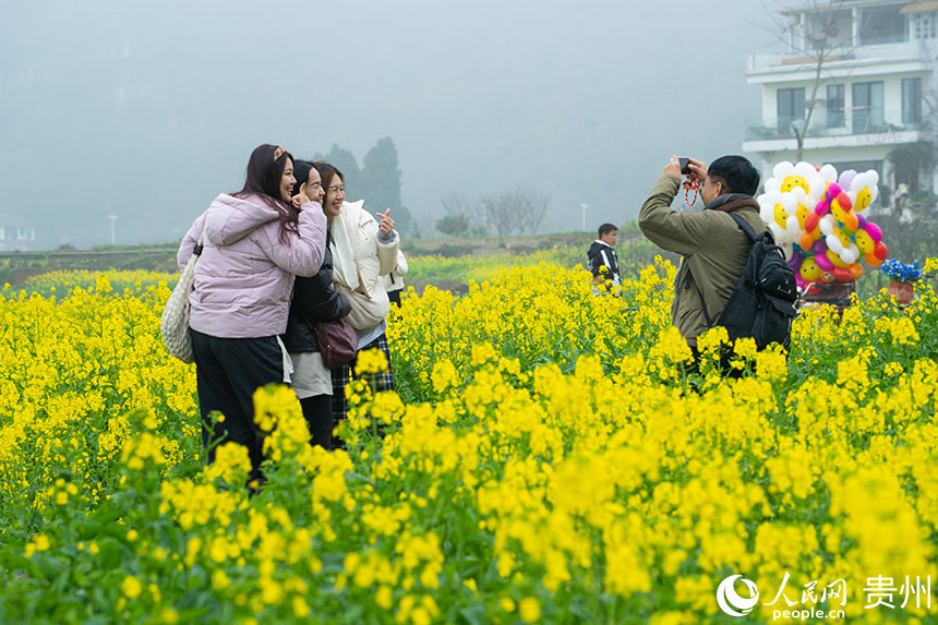 外國(guó)嘉賓“打卡”萬峰林。人民網(wǎng) 陽茜攝
