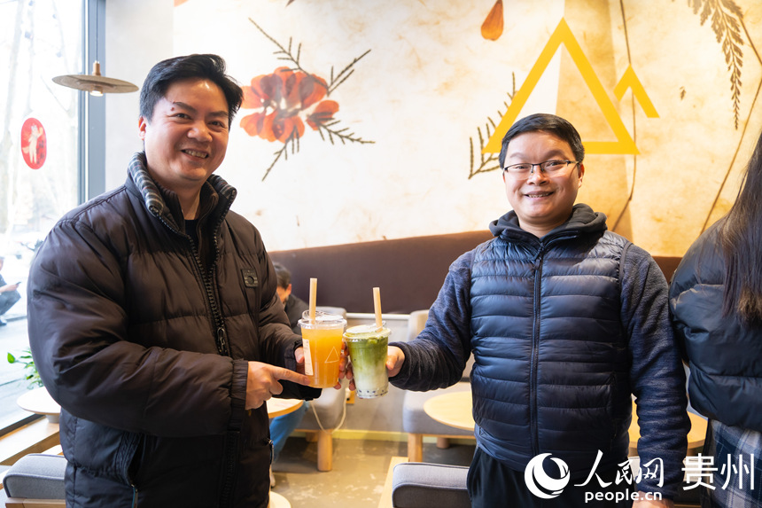 融入貴州風(fēng)物的新茶飲受海外嘉賓喜愛(ài)。人民網(wǎng) 陽(yáng)茜攝