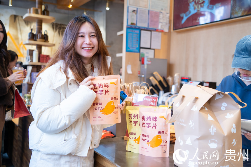 去茶山“周邊”零食受歡迎。人民網(wǎng) 陽(yáng)茜攝