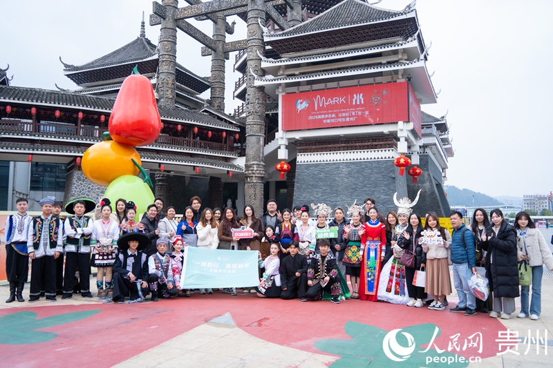 1外國嘉賓走進(jìn)多彩貴州城，參觀調(diào)研景區(qū)業(yè)態(tài)。人民網(wǎng) 陽茜 攝.jpg