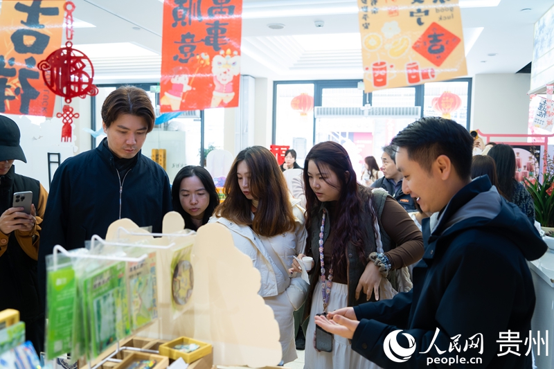 3 外國嘉賓了解選購貴州風(fēng)物。人民網(wǎng) 陽茜 攝.jpg