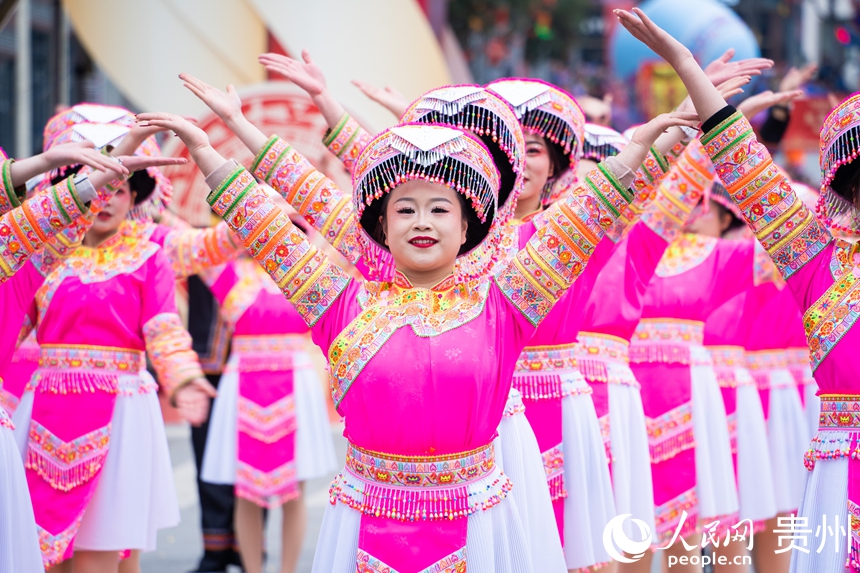 民族團(tuán)結(jié)巡游慶典現(xiàn)場。人民網(wǎng) 陽茜攝