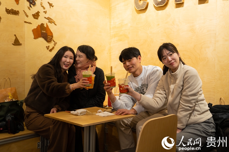 外國游客打卡當地特色飲品。人民網 陽茜攝.jpg