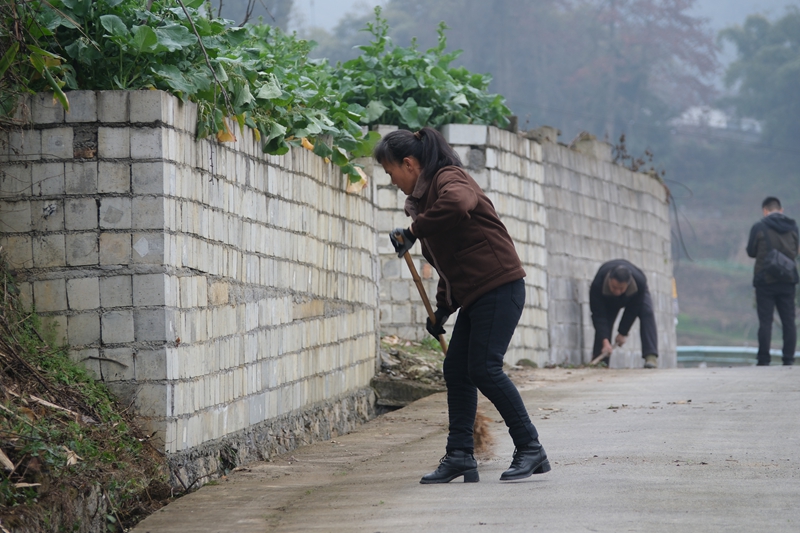 1 圖為打掃道路。伍會芳 攝.jpg