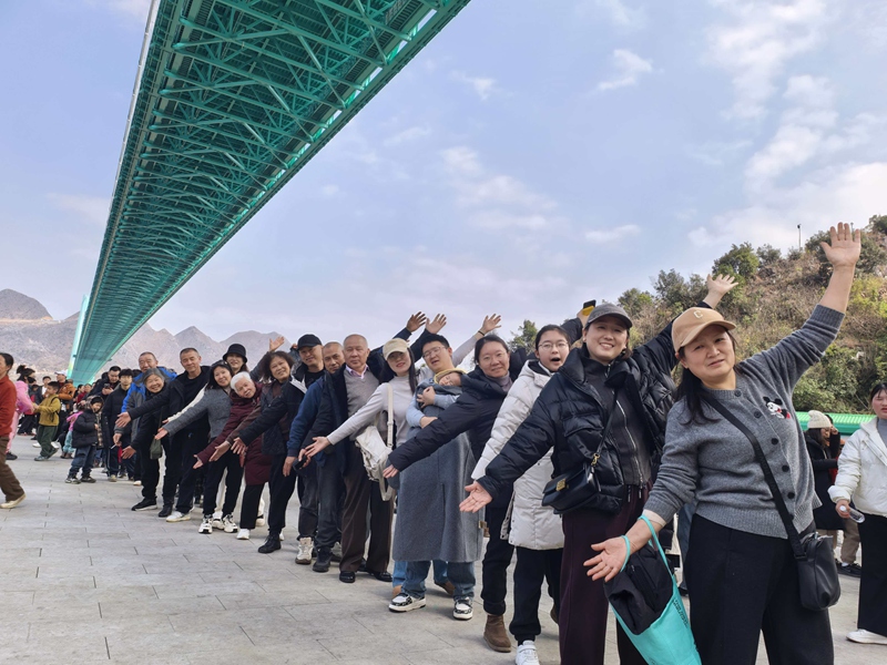 春節期間，在橋塔區排隊上橋的游客合影。黃飛鴻 攝