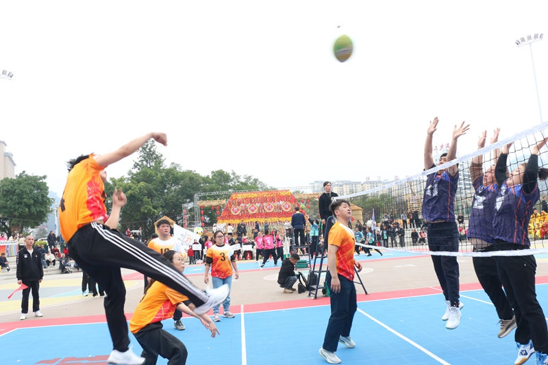 貴州荔波鄉(xiāng)村氣排球比賽現(xiàn)場(chǎng)。韋敏攝