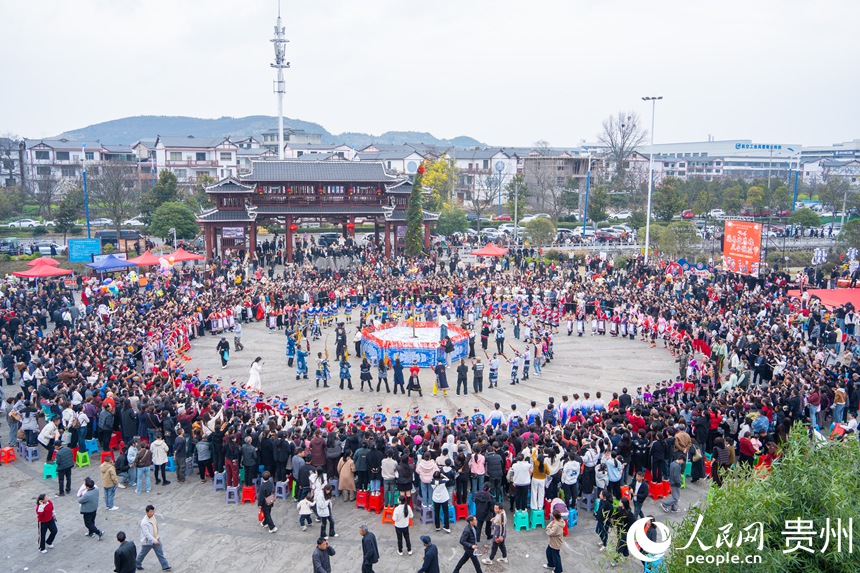 跳花展演現(xiàn)場，大家載歌載舞。人民網(wǎng) 陽茜攝