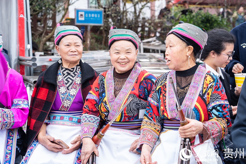 苗族同胞喜笑顏開。人民網(wǎng) 陽茜攝