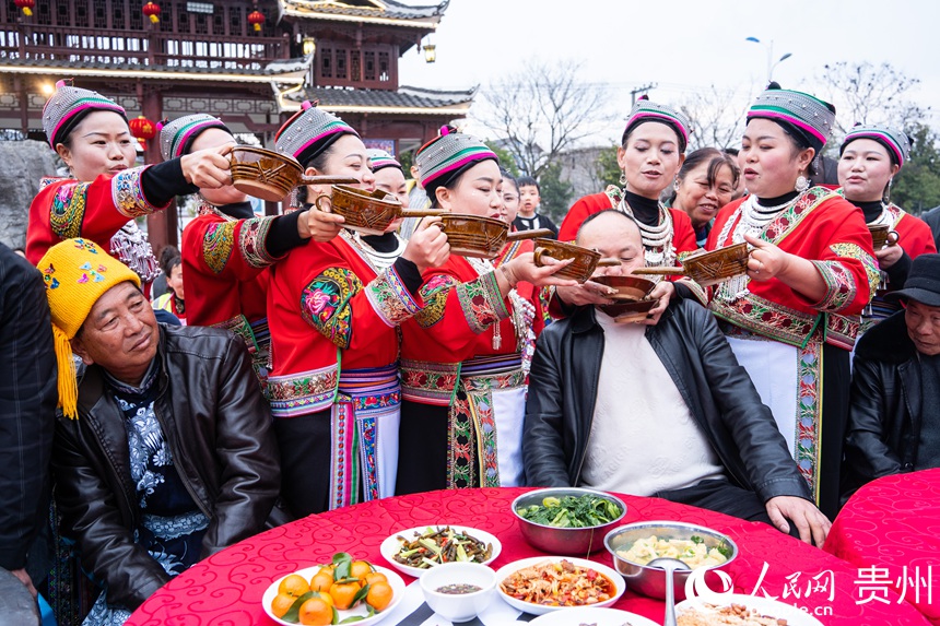 游客體驗苗家風俗賓主盡歡。人民網(wǎng) 陽茜攝