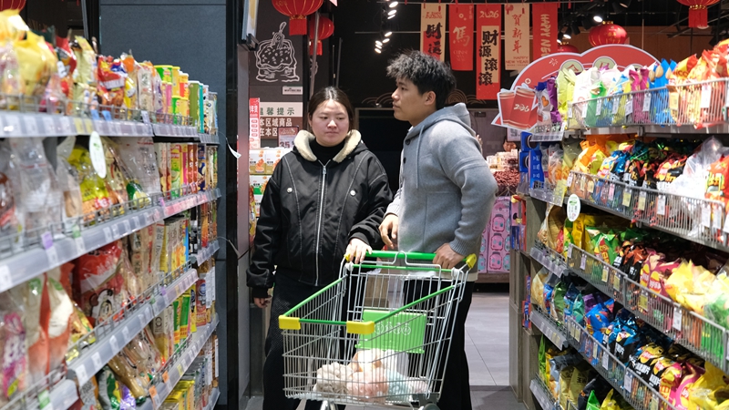 購物的年輕人。伍會芳 攝.JPG