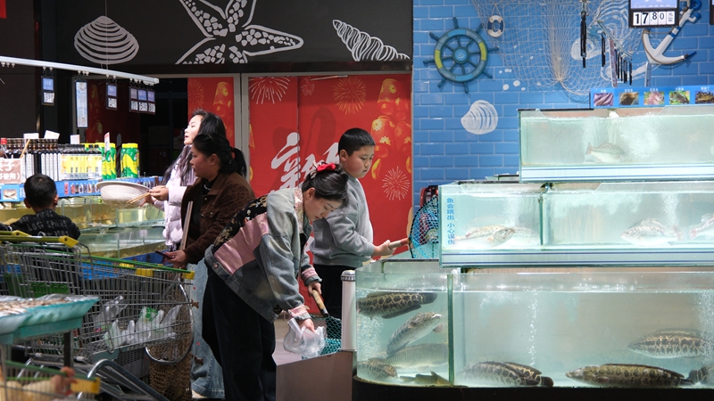 賣魚。伍會芳 攝.JPG