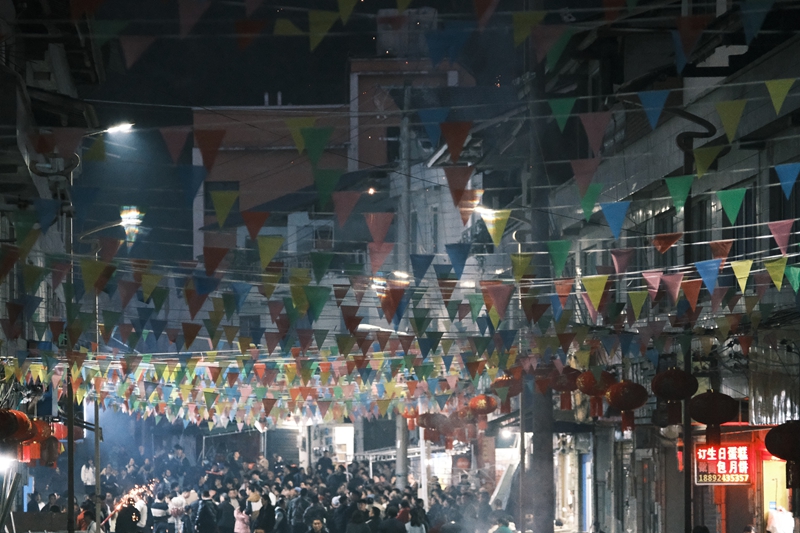 人潮 。伍會芳 攝.JPG