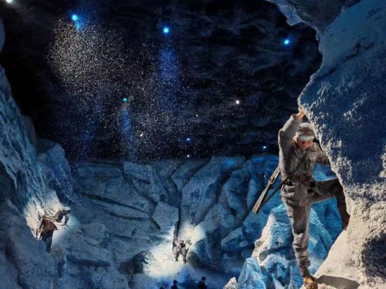 演員重現(xiàn)紅軍戰(zhàn)士過雪山。 葛燊 攝